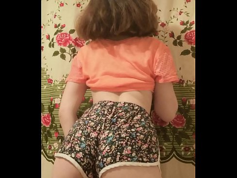 ❤️ Секси младо бебе кое ги соблекува шорцевите пред камера ❤❌ Руско порно кај нас
